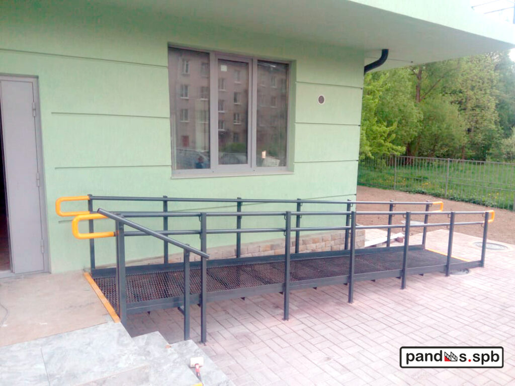 Перила на стойках одноуровневые из чёрной стали